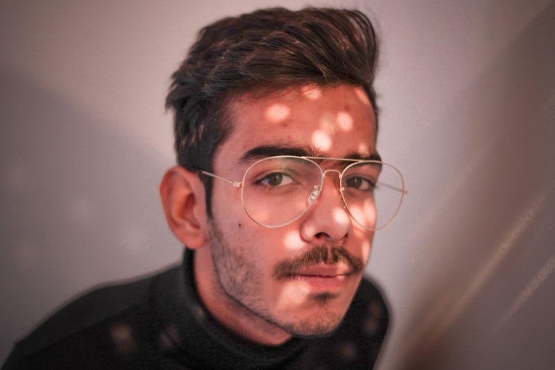 Mann mit Brille im schwarzen Shirt