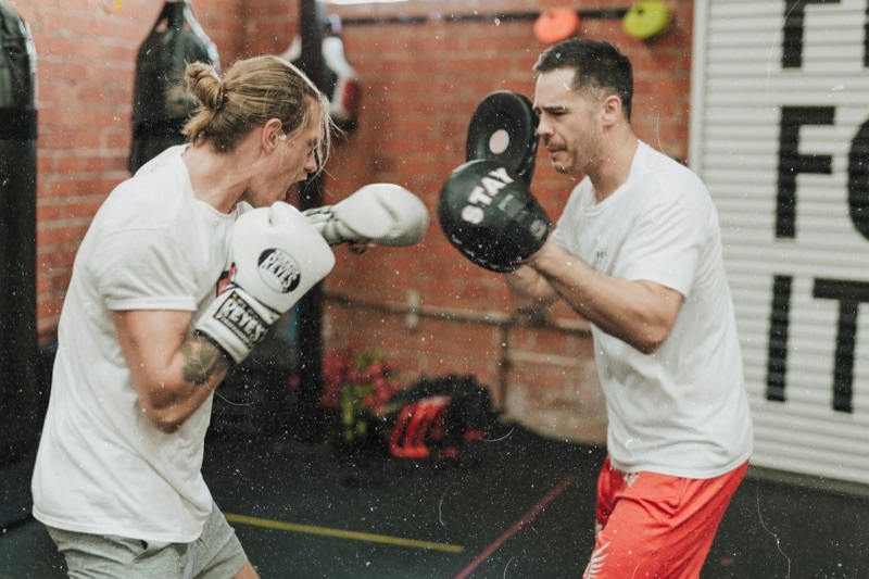 Zwei Männer beim Sparring im Boxgym