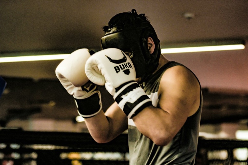 Mann mit Boxhandschuh